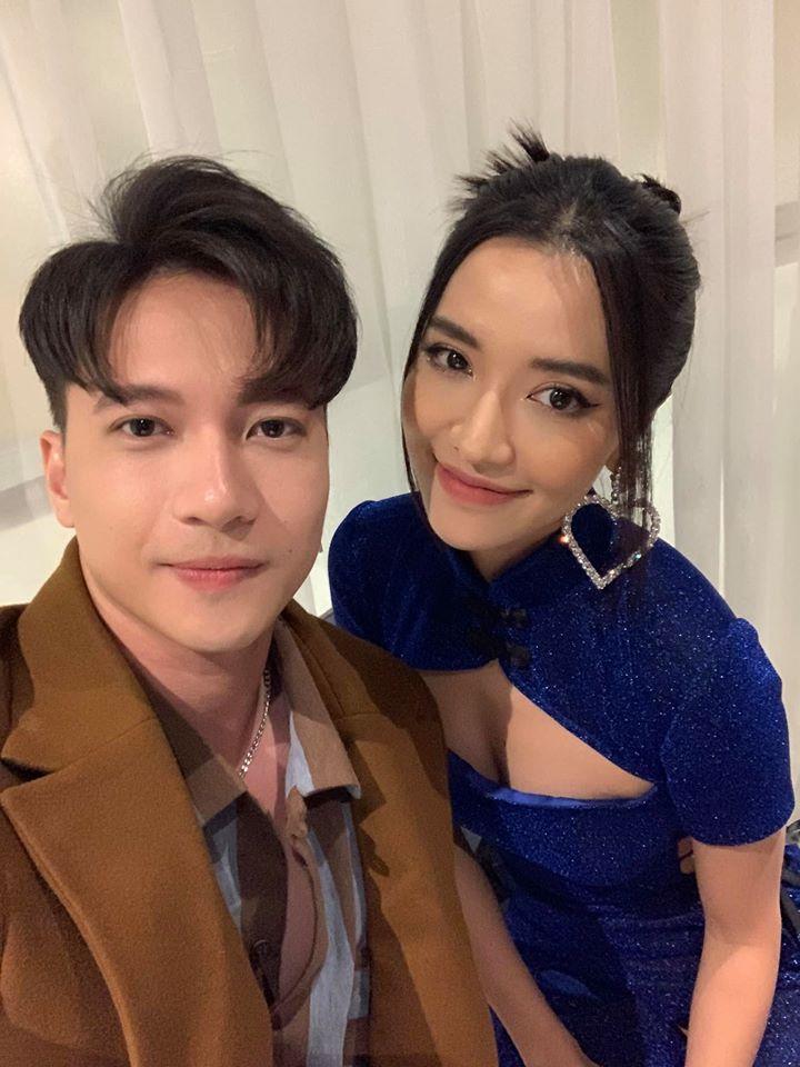 Giữa lúc cả showbiz Việt đi ăn cưới Đông Nhi, S.T đăng hình selfie với Bích Phương vì cùng dính sao quả tạ-2