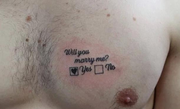 Xăm lên ngực cầu hôn bạn gái-1