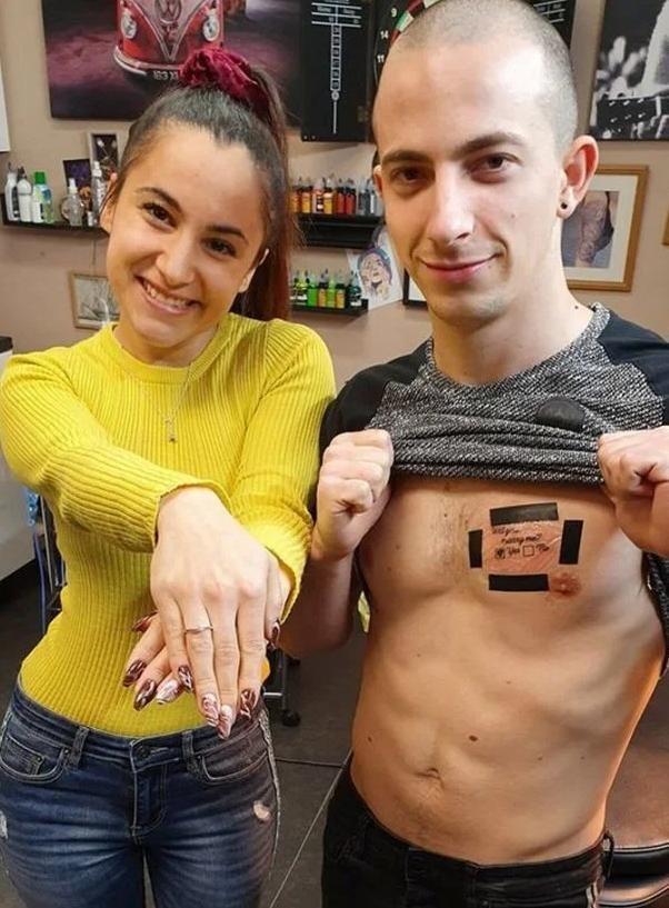 Xăm lên ngực cầu hôn bạn gái-2