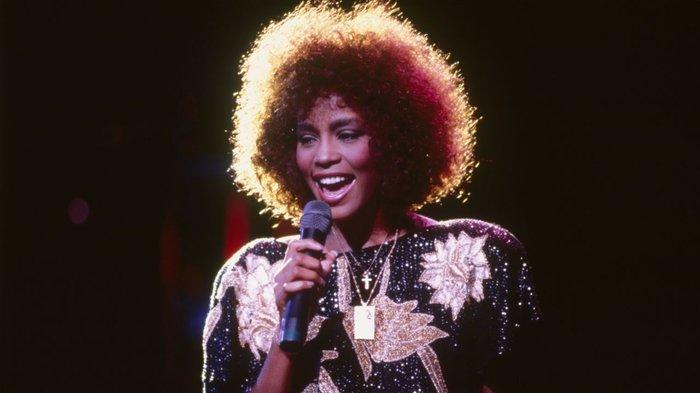 Sau 7 năm ngày mất, fan tìm ra clip huyền thoại quá cố Whitney Houston khóc lóc, gọi tên người tình đồng tính-2
