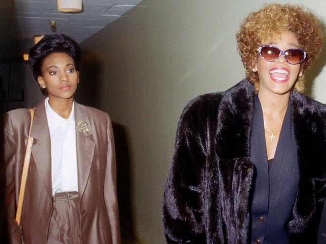 Sau 7 năm ngày mất, fan tìm ra clip huyền thoại quá cố Whitney Houston khóc lóc, gọi tên người tình đồng tính-1