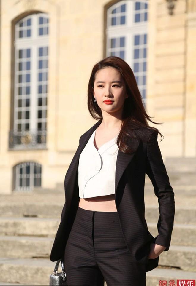 Mặc lời chê diễn xuất, Lưu Diệc Phi vẫn thu hút với gu ăn mặc đẹp-5