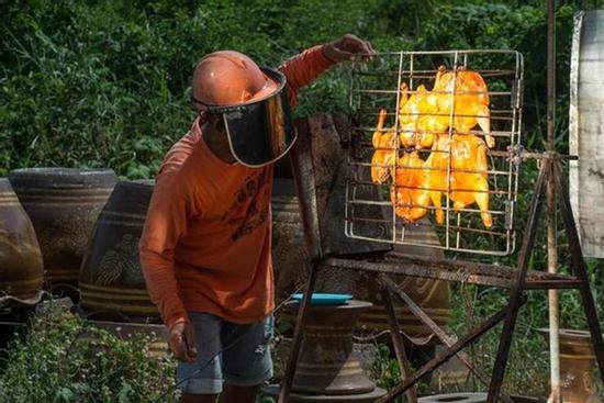 Nướng gà bằng ánh nắng ở Thái Lan