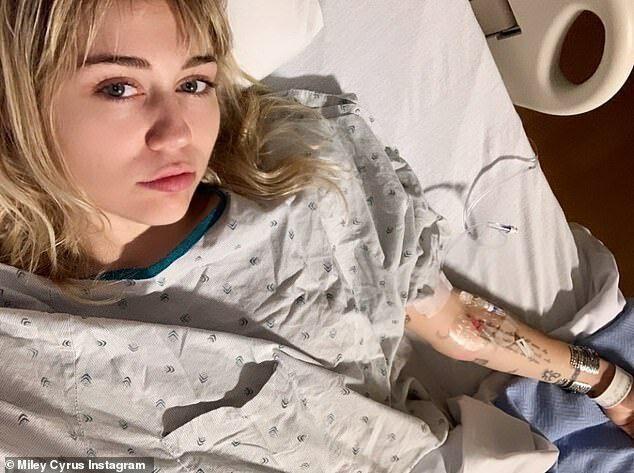 Miley Cyrus phải kiêng nói sau khi phẫu thuật dây thanh âm-1