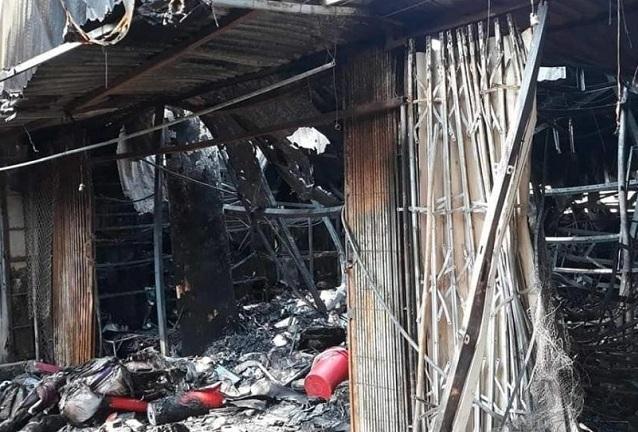 4 ki-ốt bị thiêu rụi trong đêm, bé 8 tuổi tử vong ở Hòa Bình-2