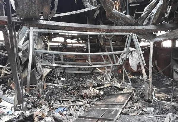 4 ki-ốt bị thiêu rụi trong đêm, bé 8 tuổi tử vong ở Hòa Bình-1