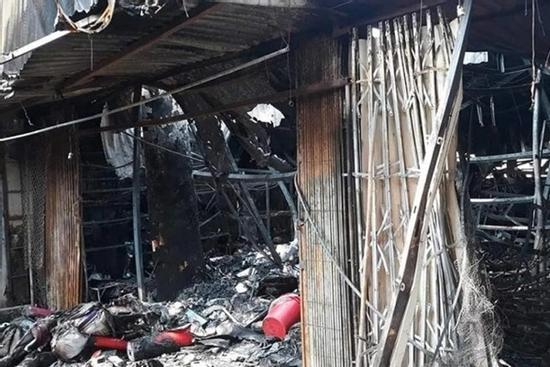 4 ki-ốt bị thiêu rụi trong đêm, bé 8 tuổi tử vong ở Hòa Bình