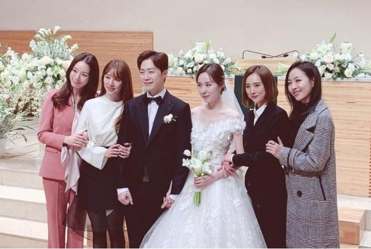 Các thành viên Baby V.O.X Kim E-Z, Shim Eun Jin, Lee Hee Jin và Yoon Eun Hye cùng góp mặt tại hôn lễ của thành viên Kan Mi Yeon. Được biết, Kan Mi Yeon kết hôn với nam diễn viên nhạc kịch Hwang Ba Wool, cả hai đã có một hôn lễ riêng tư với sự góp mặt của người thân và bạn bè.