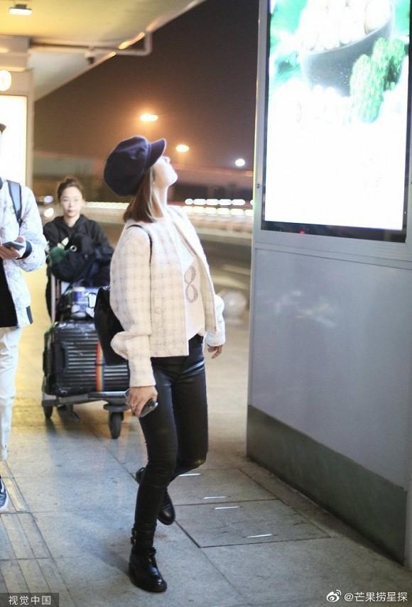 Nàng Hạ Tử Vy Lâm Tâm Như để mặt mộc xinh đẹp khó tin ở phi trường-1