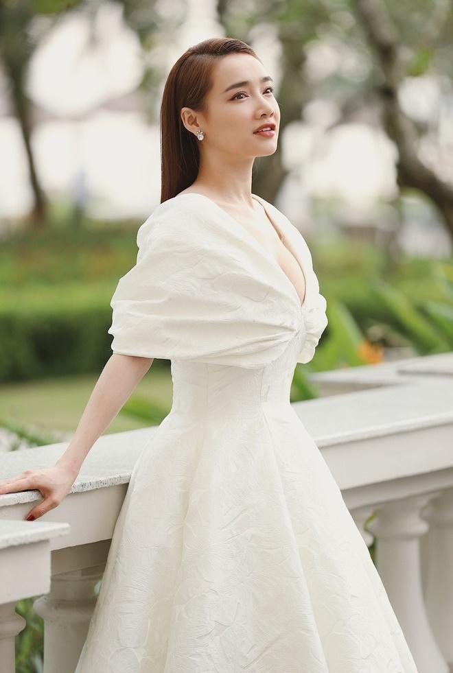 Nhã Phương liên tiếp gây thương nhớ với đầm trắng - Minh Hằng là khách mời mặc đẹp nhất đám cưới Đông Nhi-5