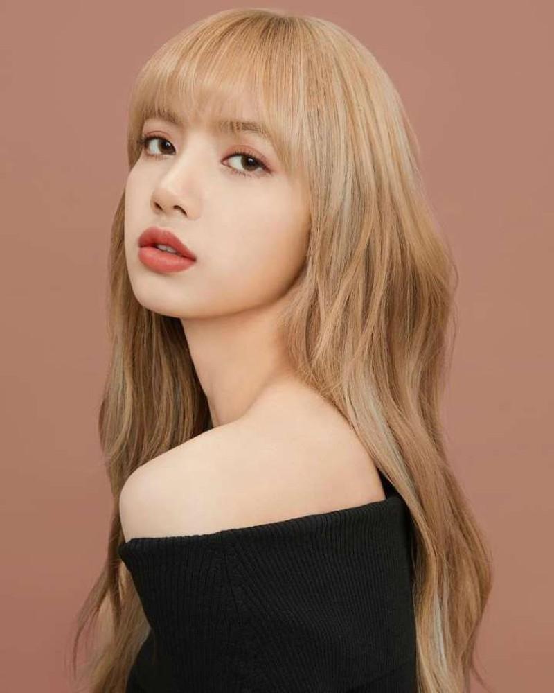 Lisa Transformation: Lisa quả thực là một bông hoa đang nở rực rỡ. Sự biến đổi của cô từ trước đến nay khiến người hâm mộ không thể rời mắt. Xem hình ảnh của Lisa, bạn sẽ được chiêm ngưỡng những khía cạnh mới lạ và cảm nhận sự tiến bộ không ngừng của cô.