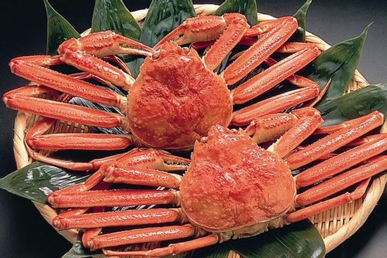 Đầu bếp Nhật trổ tài làm sashimi cua tuyết cỡ lớn