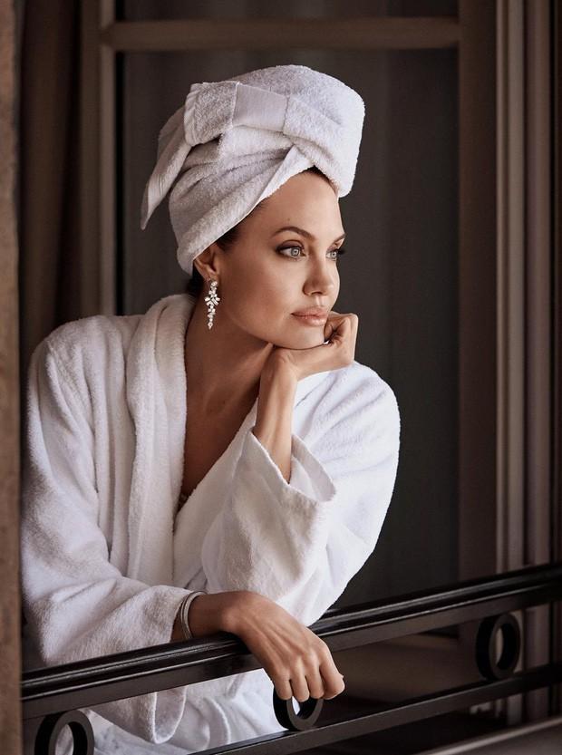 Angelina Jolie đưa các con đi dạo biển-7