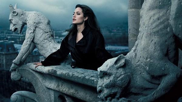 Angelina Jolie đưa các con đi dạo biển-9