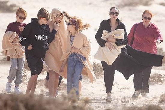 Angelina Jolie đưa các con đi dạo biển