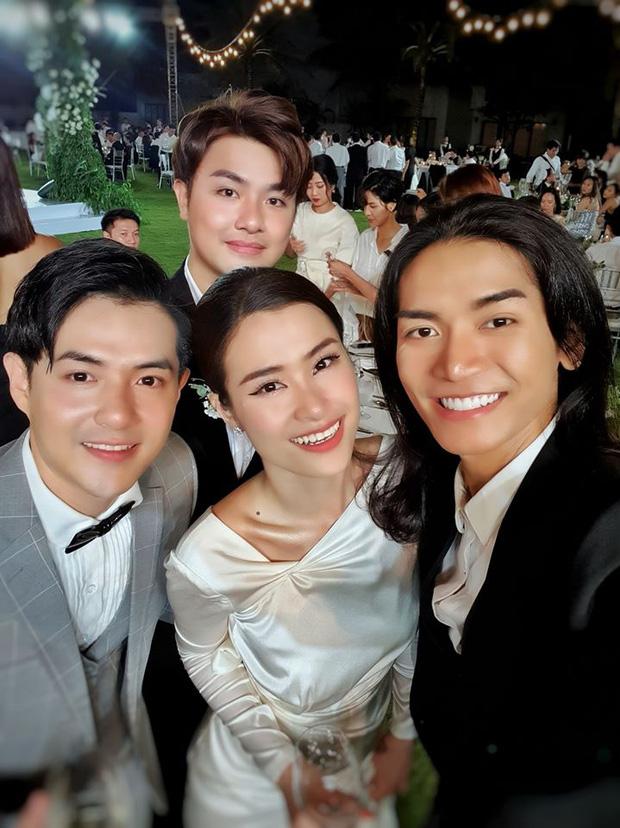 Thánh cơ hội gọi tên BB Trần: Đi đám cưới Đông Nhi - Ông Cao Thắng nhân tiện khoe ảnh trăng mật cùng người tình-1