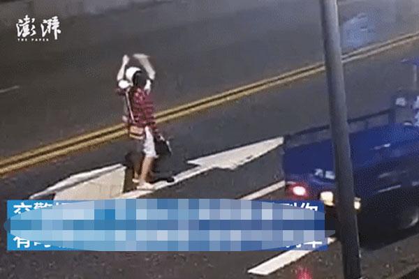 Đôi trai gái cãi vã giữa đường bị xe tông trực diện, hành động của chàng trai khiến dân mạng sôi máu-1