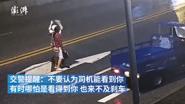 Đôi trai gái cãi vã giữa đường bị xe tông trực diện, hành động của chàng trai khiến dân mạng sôi máu-2