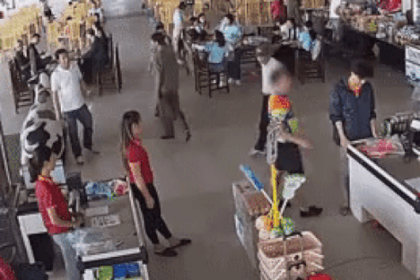 Clip: Cụ ông 80 tuổi bị gã xe ôm dùng súng cao su bắn vào mặt vì tranh giành địa bàn ở Hà Nội-4