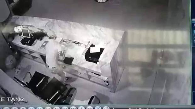 Bị câm điếc bẩm sinh nhưng lại nghiện đi bar, thanh niên liên tục đột nhập tiệm massage để trộm tiền-2