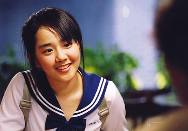 Moon Geun Young  trong "Cô dâu 15 tuổi". Trong phim, Moon Geun Young vào vai cô nàng nữ sinh mộng mơ Bo Eun phải trở thành cô dâu khi mới 15 tuổi chỉ vì lời hứa của ông nội năm xưa.