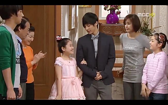 Jin Ji Hee của "Gia đình là số 1". Trong phim em vào vai Hae Ri cô bé đanh đá chua ngoa, "cuồng" Bi Rain và thích luôn những ai nhảy đẹp như thần tượng.