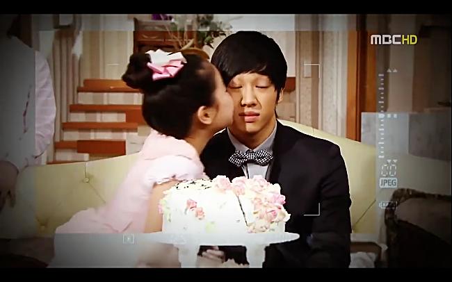 Vì vậy Hae Ri đã thích bạn của anh trai và ăn vạ đòi cưới. Vì thấy Hae Ri mãi làm ồn nên ông nội đã phải nói cả nhà làm giả lễ đính hôn chiều lòng cháu gái. Khán giả không thể nhịn cười khi xem tới cảnh đó.