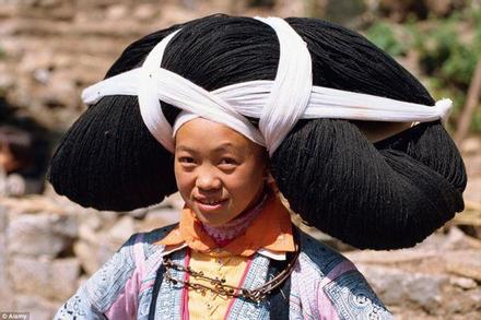Phụ nữ Miao độc đáo trong bộ tóc nặng hàng kg của tổ tiên truyền lại