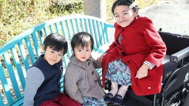 Người phụ nữ chỉ cao 100cm và nặng 20kg nhưng nhìn con sinh ra ai cũng bất ngờ-4