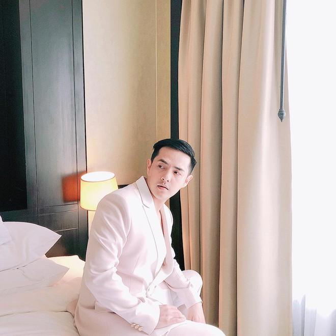 Phong cách thời trang của Ông Cao Thắng ít thay đổi sau 10 năm-2