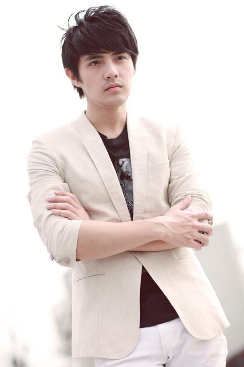 Phong cách thời trang của Ông Cao Thắng ít thay đổi sau 10 năm-9