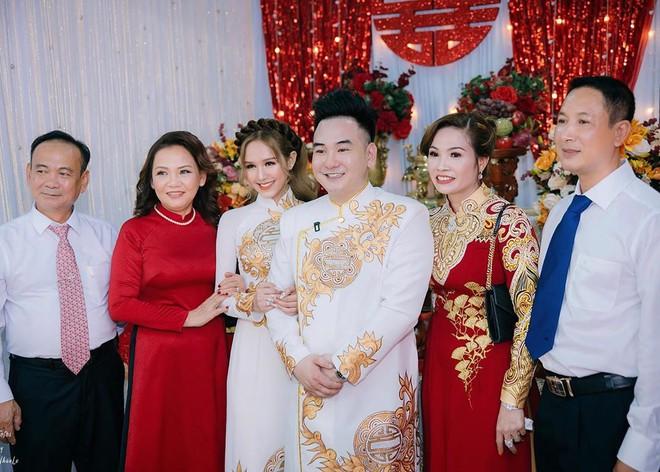 Con gái Minh Nhựa khoe bụng bầu, hot girl 17 tuổi tổ chức ăn hỏi-1