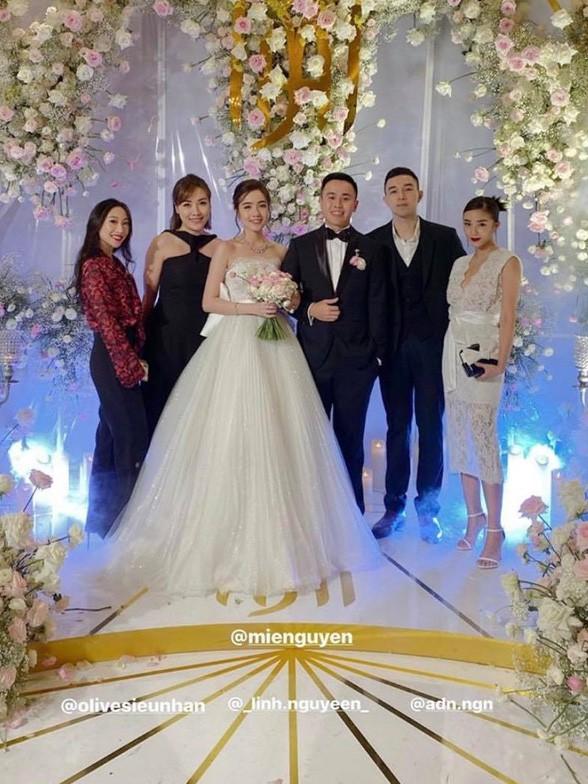 Con gái Minh Nhựa khoe bụng bầu, hot girl 17 tuổi tổ chức ăn hỏi-4