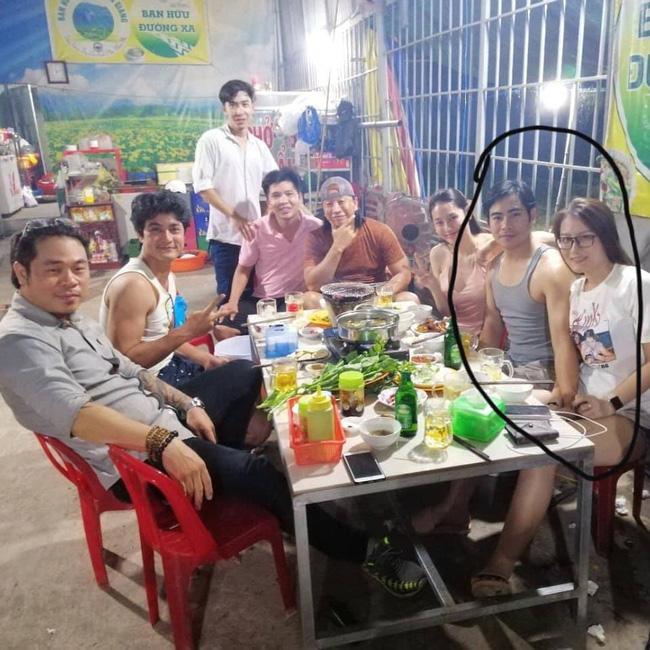 Giữa tin đồn ly hôn Ngọc Lan, diễn viên Thanh Bình bị lộ ảnh thân mật với cô gái lạ giữa đám đông-2