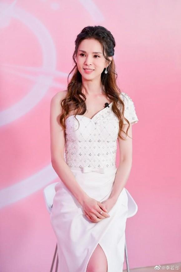 Tiểu long nữ Lý Nhược Đồng gây sốt với sắc vóc nữ thần ở tuổi U50-1