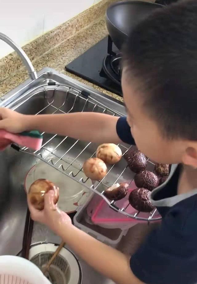 Kêu con trai đi rửa nấm, mẹ trẻ ngỡ ngàng khi thấy thành quả-1