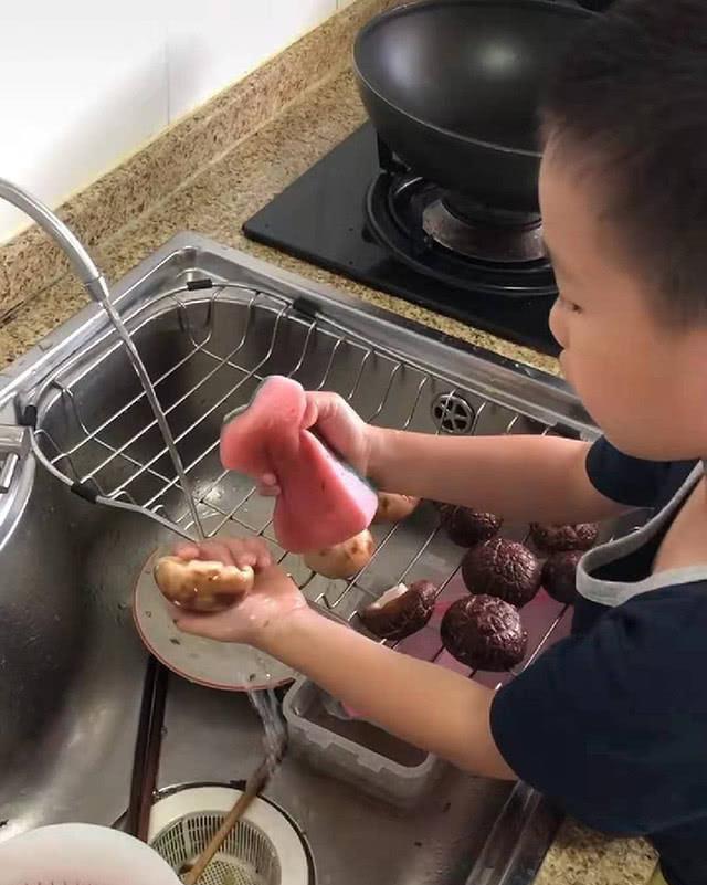 Kêu con trai đi rửa nấm, mẹ trẻ ngỡ ngàng khi thấy thành quả-2