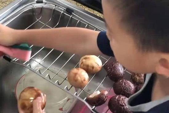 Kêu con trai đi rửa nấm, mẹ trẻ ngỡ ngàng khi thấy thành quả