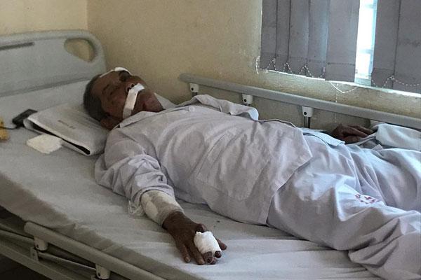 Cụ ông 80 tuổi bị gã xe ôm đánh nhập viện: Nhà tôi chỉ có 2 ông bà ở với nhau, tôi có ra tranh giành khách gì đâu mà đánh tôi dã man quá-1