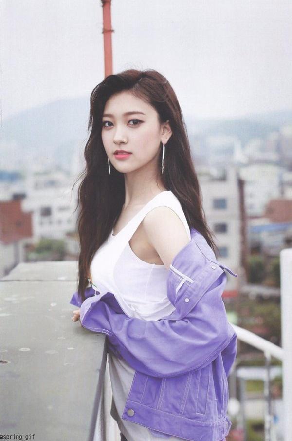 Một nữ idol nữa xác nhận tham dự bài kiểm tra năng lực là Choerry (LOONA). Choerry tên thật là Choi Yerim, sinh ngày 4/6/2001. Cô nàng rapper chính của LOONA từng gây sốt cộng đồng mạng Hàn bởi khuôn mặt xinh xắn với đường nét hao hao nữ thần Seolhyun (AOA).