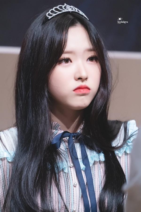 Olivia Hye là thành viên cùng nhóm với Choerry, từng được nhiều người hâm mộ biết đến khi chỉ làm thực tập sinh duy nhất một ngày và debut ngay sau đó. Dù vậy, kỹ năng nhảy và ca hát của giọng ca sinh năm 2001 không hề kém cạnh các thành viên khác và được nhận xét là “viên ngọc quý” trong thế hệ thần tượng trẻ.