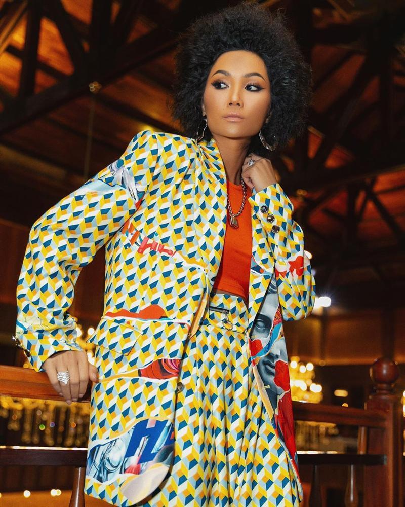 Bản tin Hoa hậu Hoàn vũ 12/11: HHen Niê lên đồ xuất sắc, chặt đẹp từng giai nhân quốc tế-1