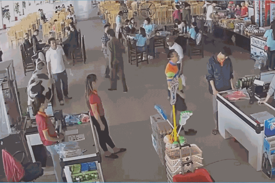 Không nhầm lẫn gì hết, đó là một cú đánh, thẳng vào mặt-1