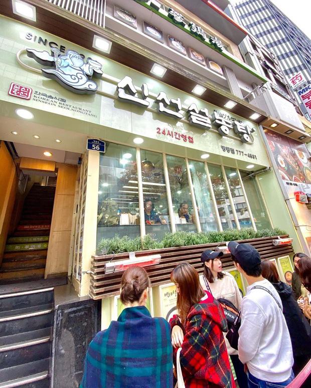 Buồn ngủ đến mấy cũng không thể ngăn Kỳ Duyên và Minh Triệu xếp hàng chờ món súp bò nổi tiếng nhất Seoul: du lịch sướng nhất chính là ăn ngon-1