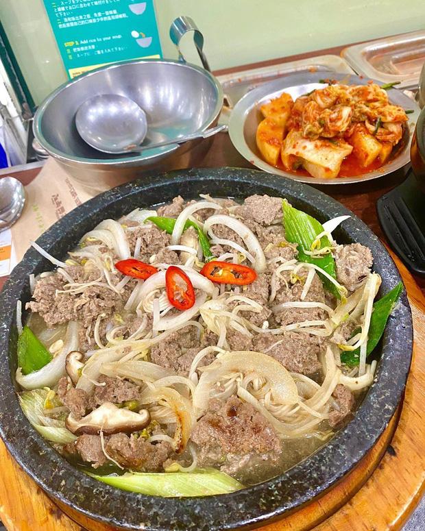 Buồn ngủ đến mấy cũng không thể ngăn Kỳ Duyên và Minh Triệu xếp hàng chờ món súp bò nổi tiếng nhất Seoul: du lịch sướng nhất chính là ăn ngon-3