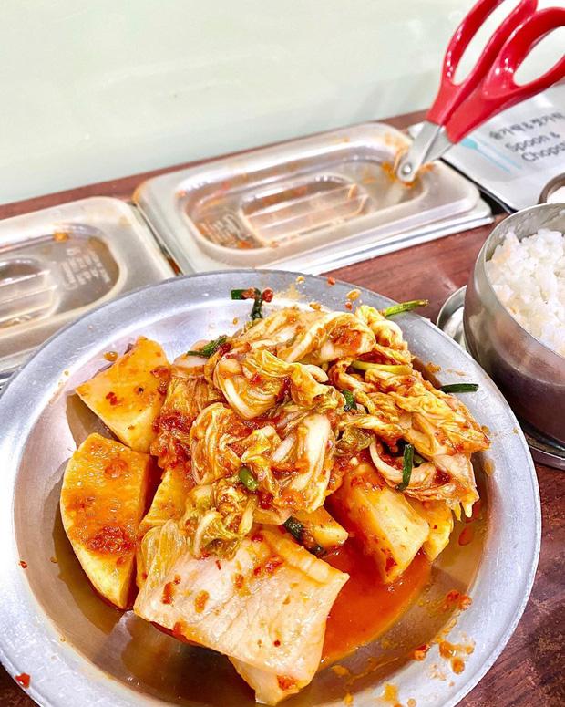 Buồn ngủ đến mấy cũng không thể ngăn Kỳ Duyên và Minh Triệu xếp hàng chờ món súp bò nổi tiếng nhất Seoul: du lịch sướng nhất chính là ăn ngon-4