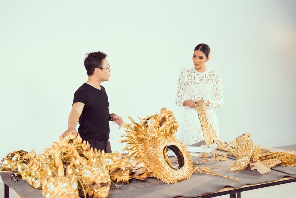 Lộ diện 3 quốc phục thi Miss Universe 2019 của Hoàng Thùy: Khán giả ủng hộ Cafe phin sữa đá-10