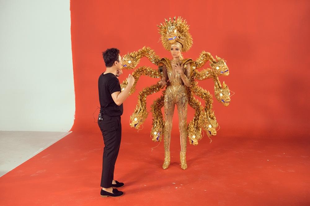 Lộ diện 3 quốc phục thi Miss Universe 2019 của Hoàng Thùy: Khán giả ủng hộ Cafe phin sữa đá-11