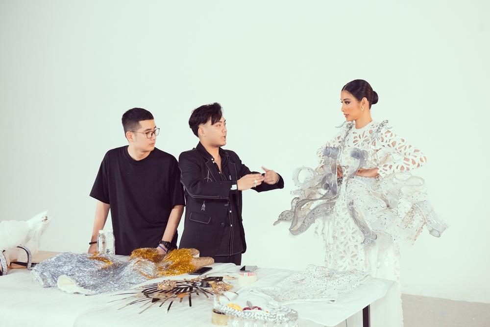 Lộ diện 3 quốc phục thi Miss Universe 2019 của Hoàng Thùy: Khán giả ủng hộ Cafe phin sữa đá-6