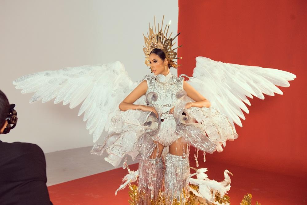 Lộ diện 3 quốc phục thi Miss Universe 2019 của Hoàng Thùy: Khán giả ủng hộ Cafe phin sữa đá-7